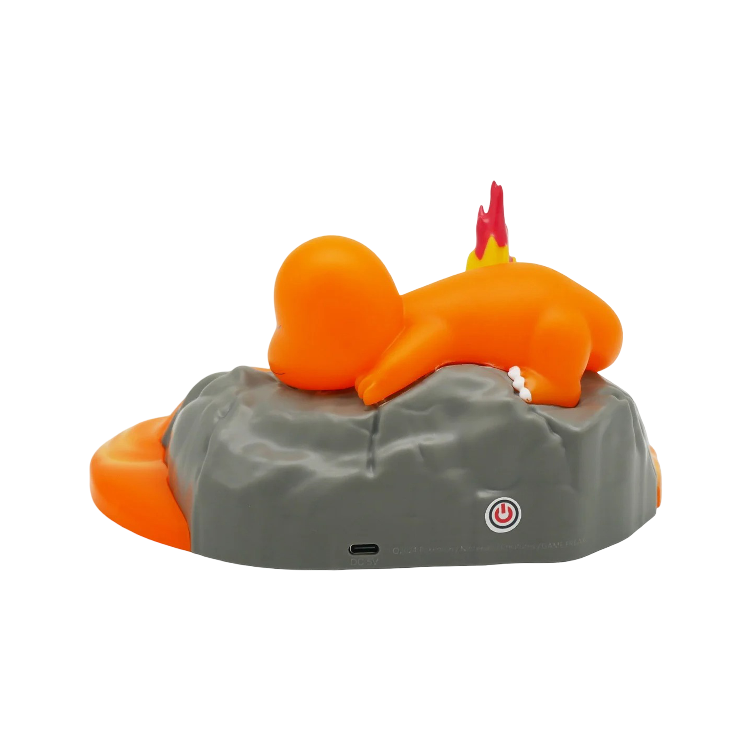 Vue arrière d’une figurine Salamèche Pokémon endormi sur un rocher gris avec bouton d’alimentation et port USB, objet décoratif de collection.